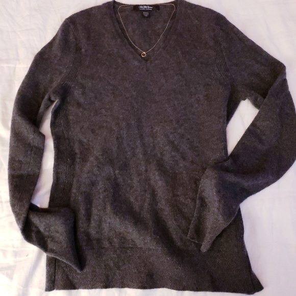 Saks Fifth Avenue Sweaters - CASHMERE V-NECK SWEATER~SAKS FIFTH AVENUE~SMALL